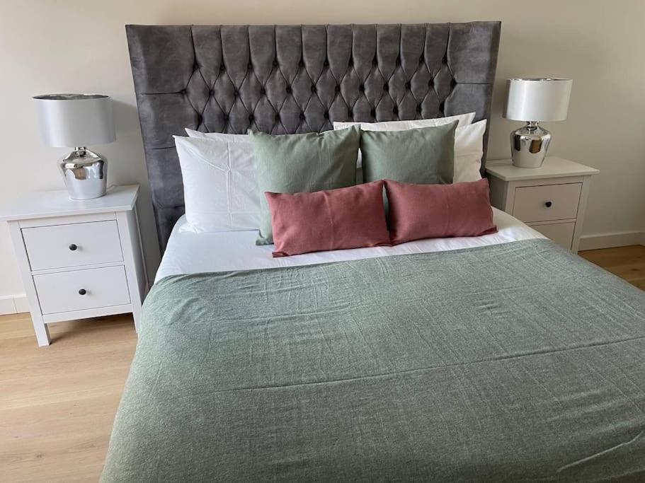 Luxury 3 Bed 3 Bath In Apartment *