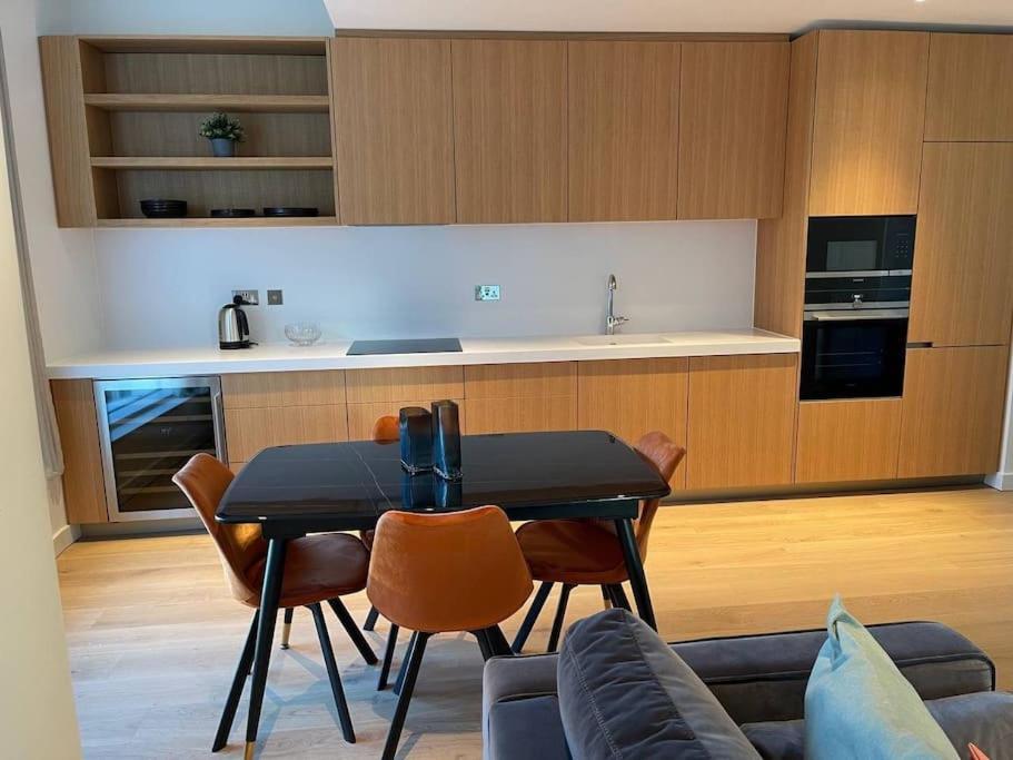 Luxury 3 Bed 3 Bath In Apartment *