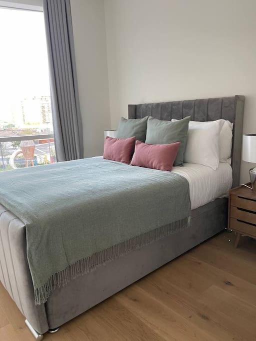 Luxury 3 Bed 3 Bath In Apartment London
