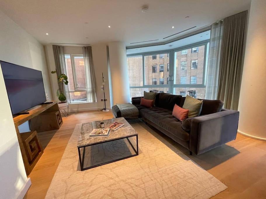Luxury 3 Bed 3 Bath In Apartment London