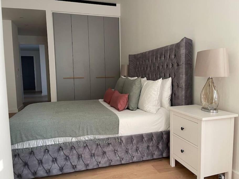 Luxury 3 Bed 3 Bath In Apartment London