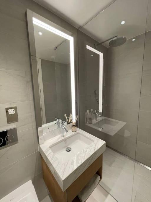 Luxury 3 Bed 3 Bath In Apartment London